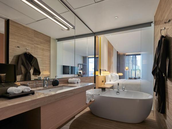 EQ Kuala Lumpur : photo 3 de la chambre hébergement lit king-size deluxe equator club