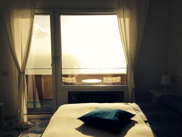 B&B Dipintodiblu' : photo 1 de la chambre chambre double ou lits jumeaux avec salle de bains privative externe