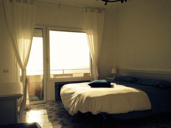 B&B Dipintodiblu' : photo 2 de la chambre chambre double ou lits jumeaux avec salle de bains privative externe