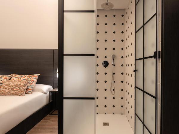 TOC Hostel Malaga : photo 6 de la chambre chambre double avec salle de bains privative