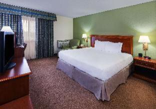 Clarion Pointe OKC Airport : photo 4 de la chambre chambre lit king-size standard - non-fumeurs