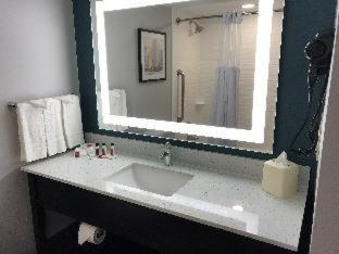 Clarion Pointe OKC Airport : photo 8 de la chambre chambre standard avec 2 lits queen-size - non-fumeurs