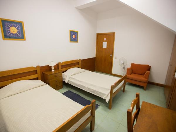 HI Faro - Pousada de Juventude : photo 1 de la chambre chambre lits jumeaux avec salle de bains privative