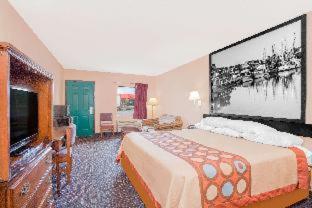 Super 8 by Wyndham Columbia : photo 2 de la chambre room #34012028