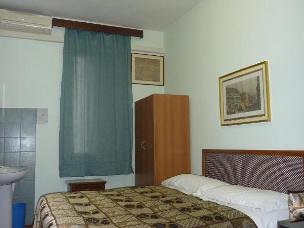 Albergo Junior : photo 9 de la chambre chambre double ou lits jumeaux avec salle de bains commune