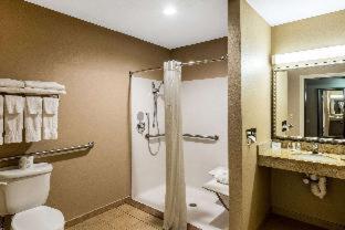 Comfort Suites : photo 1 de la chambre suite avec 2 lits queen-size et canapé-lit - non-fumeurs