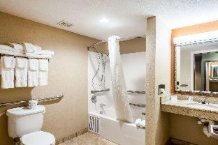 Comfort Suites : photo 2 de la chambre suite pour personnes à mobilité réduite avec 2 lits queen-size, canapé-lit et baignoire accessible - non-fumeurs