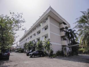 RedDoorz Plus near GBK Senayan : photo 1 de la chambre room #412395312