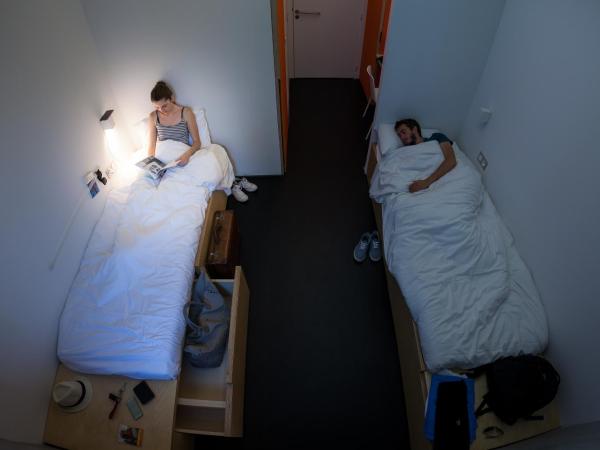 Auberge de Jeunesse HI Cahors : photo 2 de la chambre chambre lits jumeaux avec salle de bains