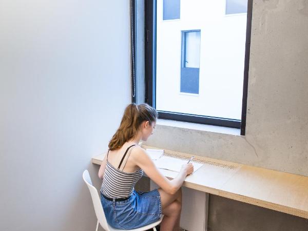 Auberge de Jeunesse HI Cahors : photo 5 de la chambre chambre triple avec salle de bains