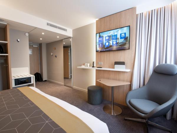 Holiday Inn Express - Arcachon - La Teste, an IHG Hotel : photo 3 de la chambre chambre lit queen-size avec douche accessible en fauteuil roulant