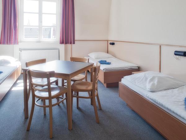 Steps-Hotel : photo 3 de la chambre chambre quadruple avec salle de bains privative séparée