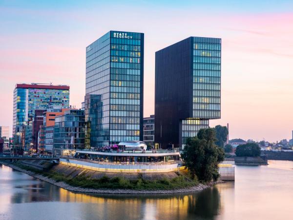 Hyatt Regency Dusseldorf : photo 9 de la chambre chambre lit king-size deluxe - vue sur port