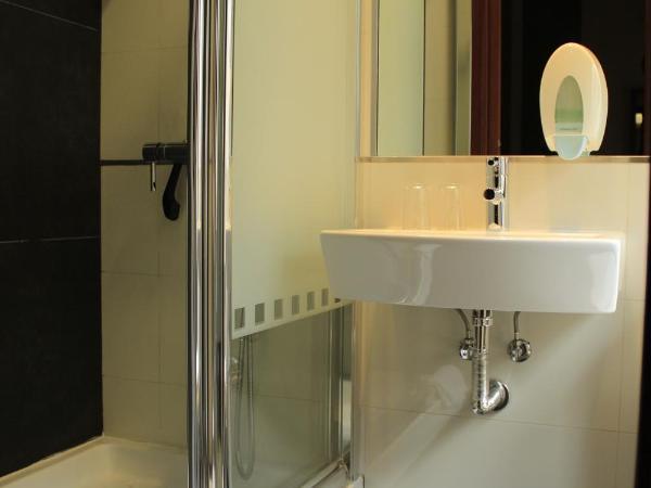 Hostal Atocha Almudena Martín : photo 6 de la chambre chambre lits jumeaux