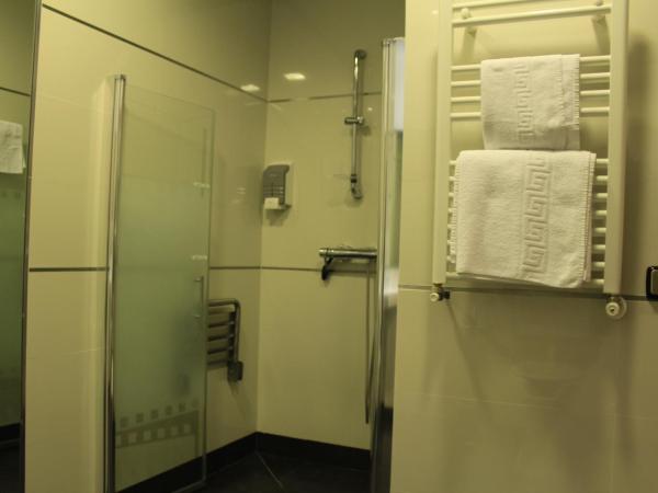 Hostal Atocha Almudena Martín : photo 8 de la chambre chambre lits jumeaux