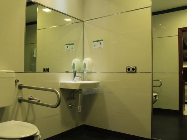 Hostal Atocha Almudena Martín : photo 4 de la chambre chambre lit queen-size - accessible aux personnes à mobilité réduite