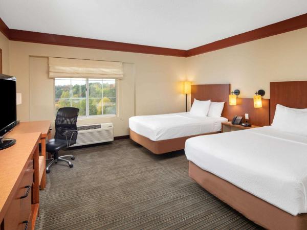 La Quinta by Wyndham Atlanta Ballpark/Galleria : photo 4 de la chambre chambre avec 2 lits doubles et baignoire - accessible aux personnes à mobilité réduite/malentendantes - non-fumeurs