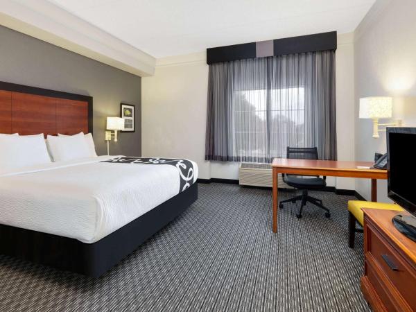 La Quinta by Wyndham Dallas North Central : photo 2 de la chambre chambre lit king-size deluxe accessible aux personnes à mobilité réduite - baignoire avec barres d’appui/non-fumeurs