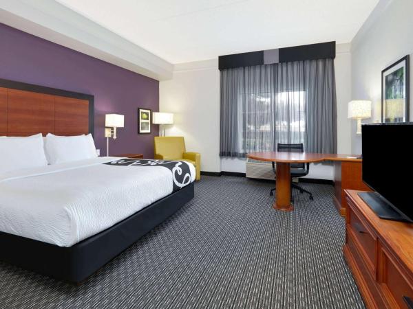 La Quinta by Wyndham Dallas North Central : photo 1 de la chambre chambre lit king-size deluxe