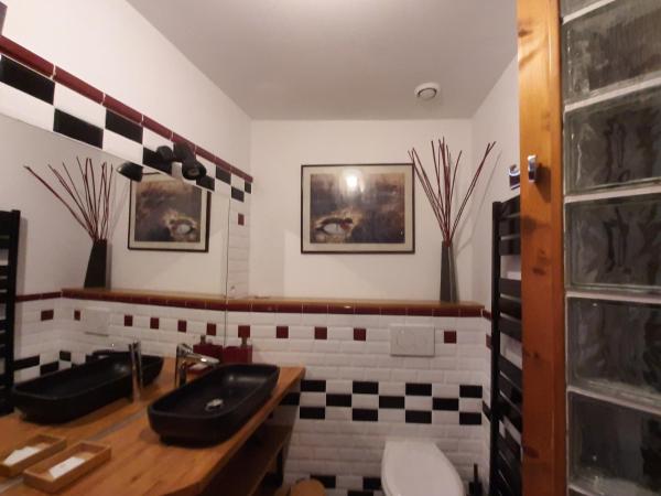 Chambres d'Hôtes Le Petit Siam : le calme en centre ville : photo 5 de la chambre chambre familiale avec salle de bains privative