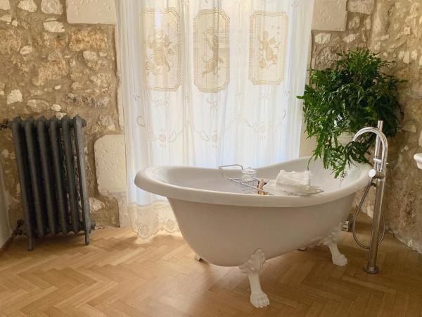 La Maison : photo 5 de la chambre chambre double deluxe avec baignoire