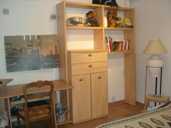 APPARTEMENT EN SOUS SOL DE VILLA avec accès jardin et piscine : photo 2 de la chambre chambre double avec salle de bains privative extérieure