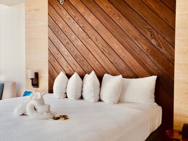 Hotel La Croix : photo 5 de la chambre penthouse platinum - vue sur silhouette des immeubles