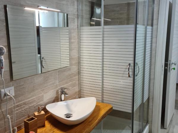 B&B Villa Chiara Bed and Breakfast : photo 6 de la chambre chambre double ou lits jumeaux deluxe – vue sur jardin