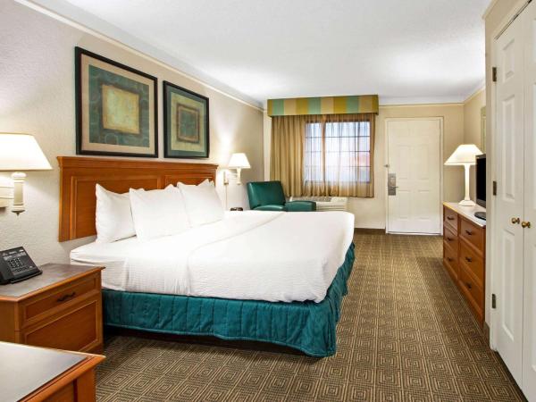 La Quinta Inn by Wyndham Albuquerque Airport : photo 3 de la chambre chambre lit king-size