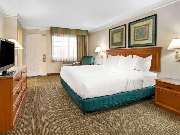 La Quinta Inn by Wyndham Albuquerque Airport : photo 4 de la chambre chambre lit king-size