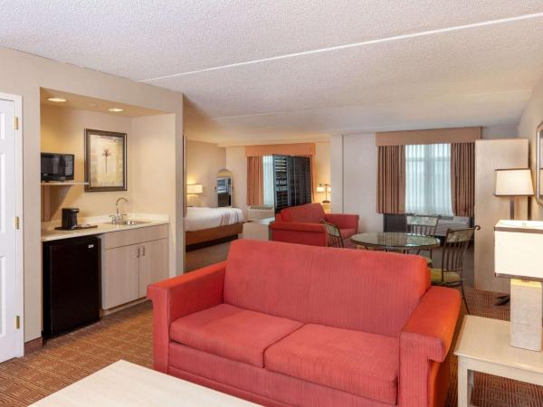 La Quinta by Wyndham Garden City : photo 3 de la chambre suite studio familial 1 lit king-size deluxe - non-fumeurs