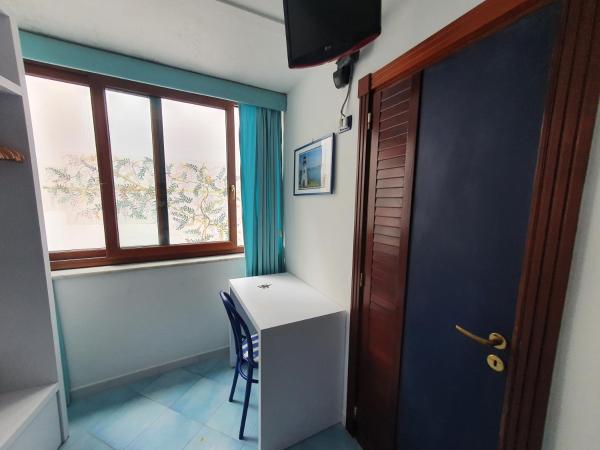 Hotel Il Faro : photo 5 de la chambre chambre double ou lits jumeaux Économique sans vue sur mer