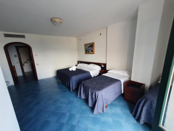 Hotel Il Faro : photo 5 de la chambre chambre familiale - vue sur mer