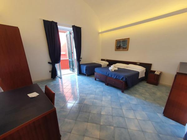 Hotel Il Faro : photo 4 de la chambre chambre familiale - vue sur mer