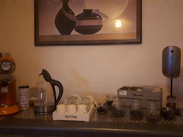 Les MIRABELLES chambres d'hôtes : photo 5 de la chambre chambre lit queen-size avec balcon