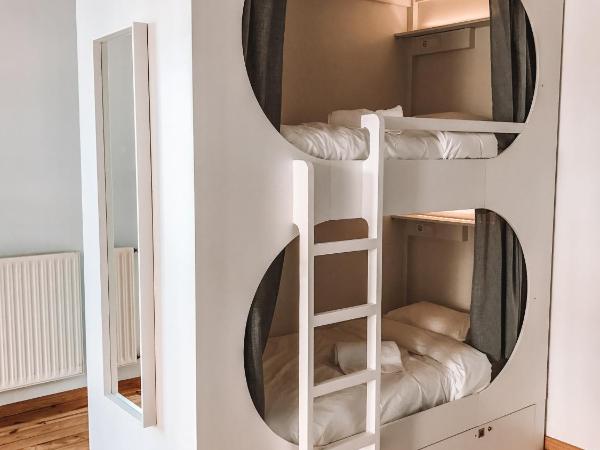 Urban Garden Porto Central Hostel : photo 5 de la chambre capsule dans dortoir mixte de 8 lits avec salle de bains privative