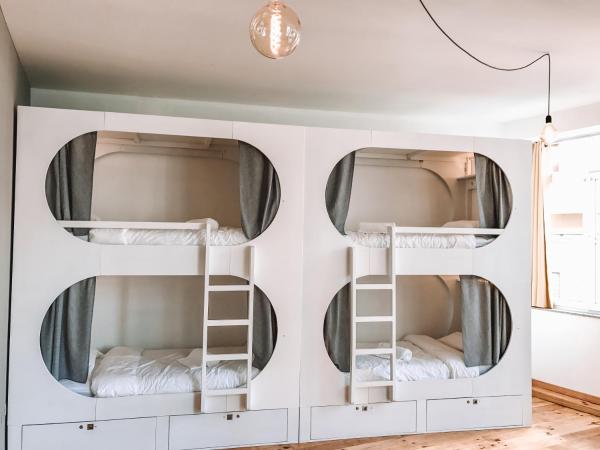 Urban Garden Porto Central Hostel : photo 3 de la chambre capsule dans dortoir mixte de 8 lits avec salle de bains privative