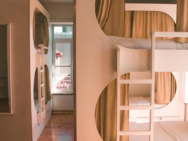 Urban Garden Porto Central Hostel : photo 9 de la chambre capsule in mixed dormitory room with private bathroom