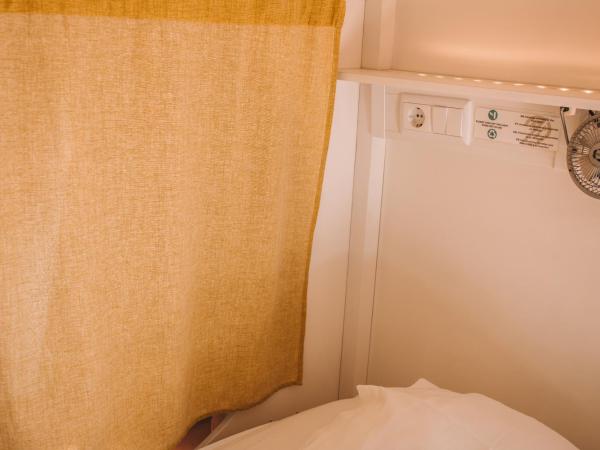 Urban Garden Porto Central Hostel : photo 3 de la chambre capsule dans dortoir mixte de 8 lits - vue sur jardin