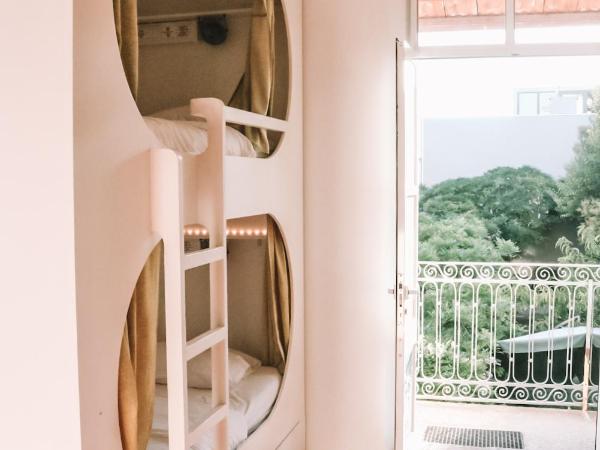 Urban Garden Porto Central Hostel : photo 5 de la chambre capsule dans dortoir mixte de 8 lits - vue sur jardin