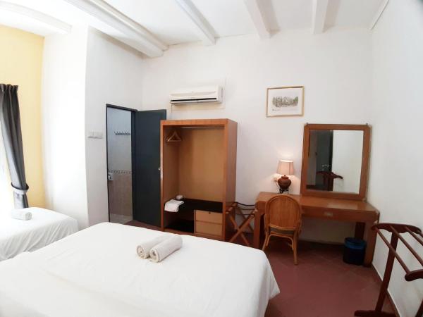 Heeren Inn Melaka : photo 3 de la chambre chambre triple - vue sur jardin