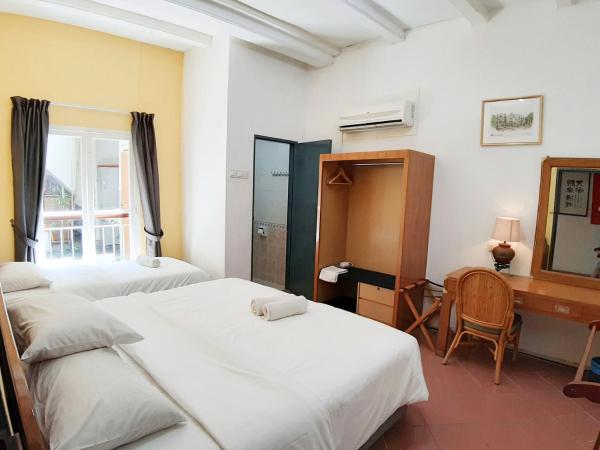 Heeren Inn Melaka : photo 2 de la chambre chambre triple - vue sur jardin