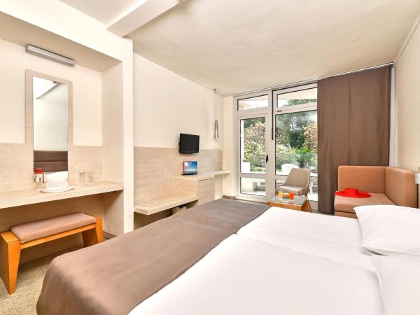 Hotel Mediteran Plava Laguna : photo 1 de la chambre chambre classique avec balcon et canapé-lit