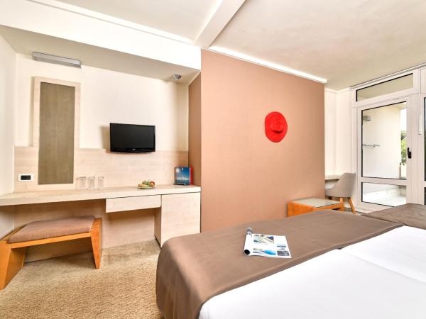 Hotel Mediteran Plava Laguna : photo 1 de la chambre chambre classique avec balcon et canapé-lit - côté parc