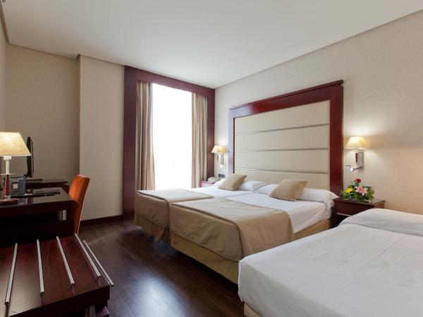 Hotel Valencia Center : photo 3 de la chambre chambre double avec lit d'appoint (enfant)