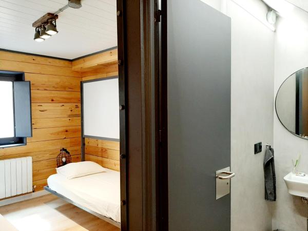 Hostal Erasmus by gaiarooms : photo 9 de la chambre chambre quadruple avec salle de bains privative séparée