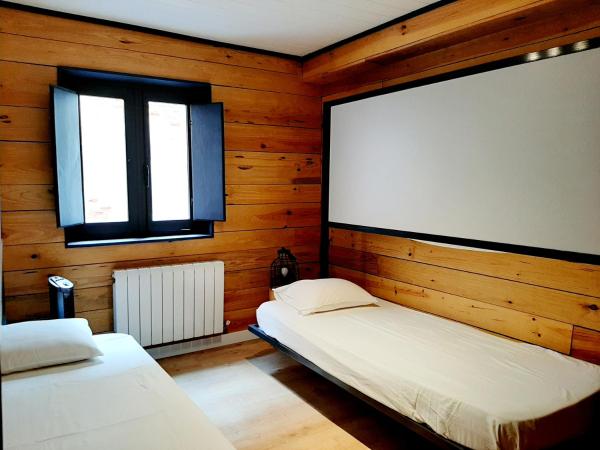 Hostal Erasmus by gaiarooms : photo 2 de la chambre chambre quadruple avec salle de bains privative séparée