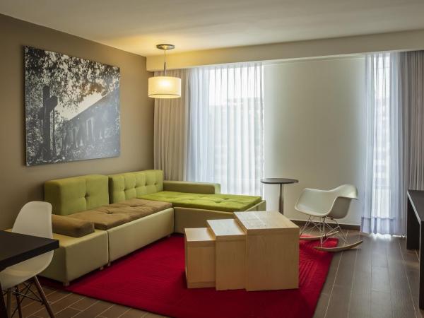 Fiesta Inn Express Queretaro Constituyentes : photo 1 de la chambre suite junior lit king-size
