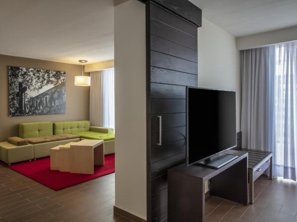 Fiesta Inn Express Queretaro Constituyentes : photo 2 de la chambre suite junior lit king-size