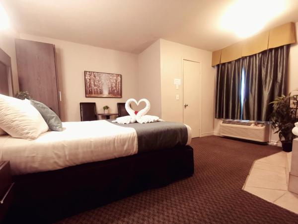 Hotel et Motel Le Chateauguay : photo 8 de la chambre suite lit queen-size avec baignoire spa